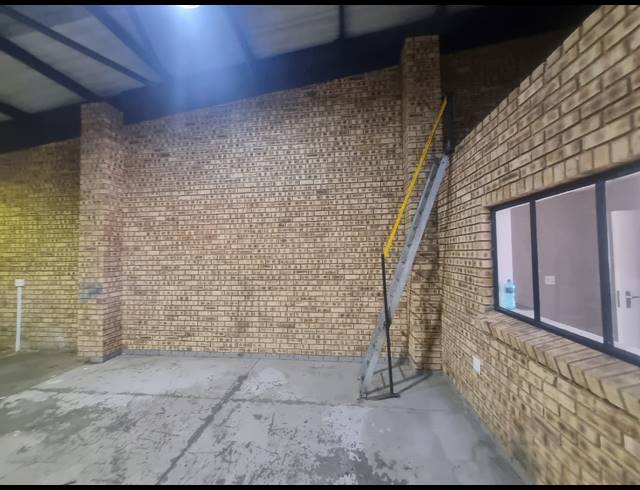 120M² WAREHOUSE TO LET IN AUREUS